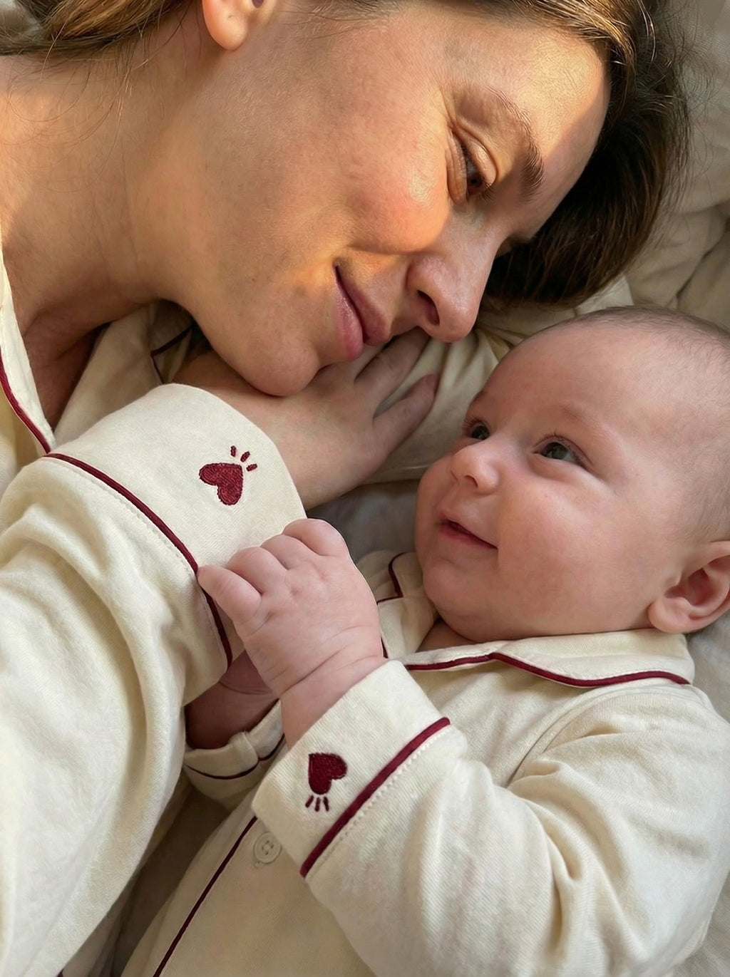 Broderie cœur bordeaux poignet maman et bébé assortis
