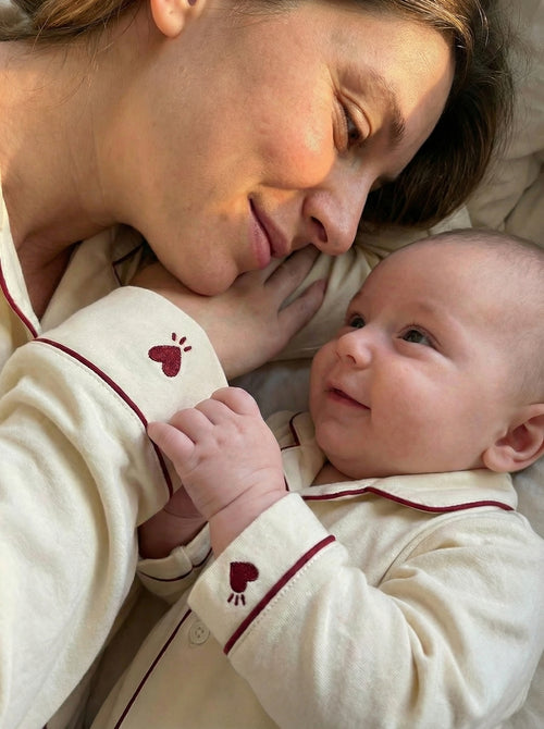 Broderie cœur bordeaux poignet maman et bébé assortis