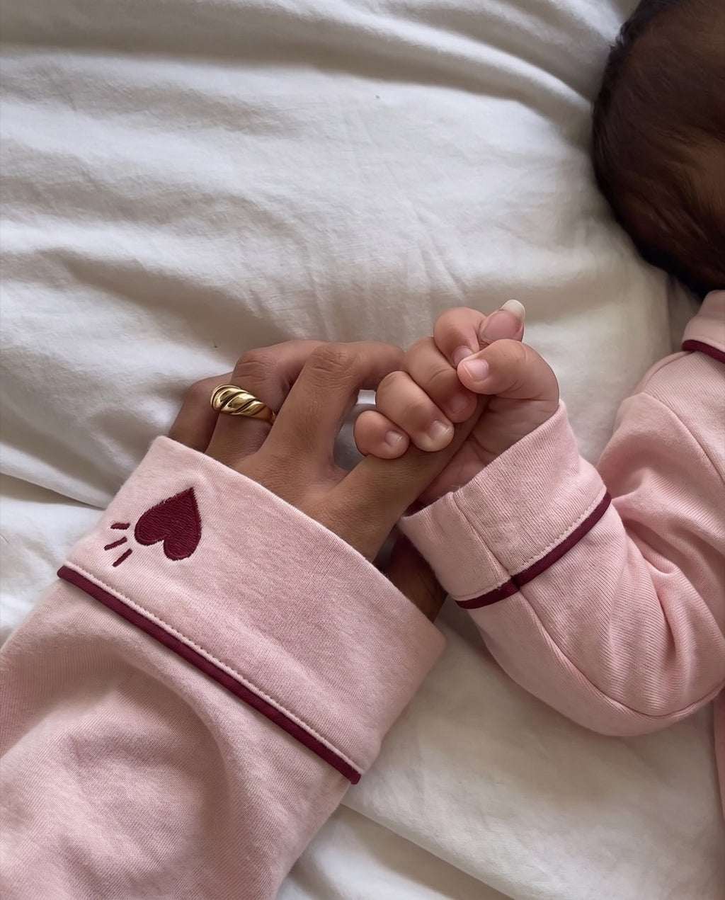 Broderie cœur rose poignet maman et bébé assortis